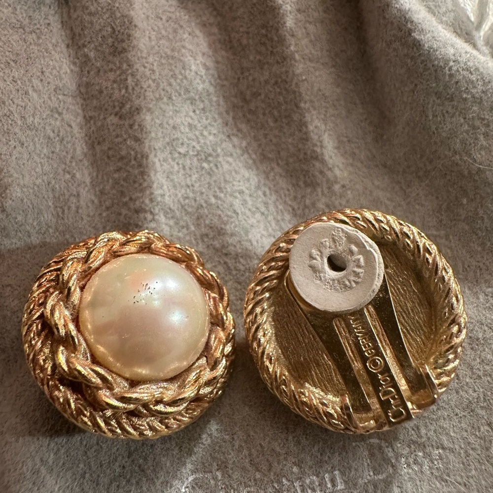 33) Christian Dior Vintage Pearl Clip-on Earrings - Picture 2 of 6